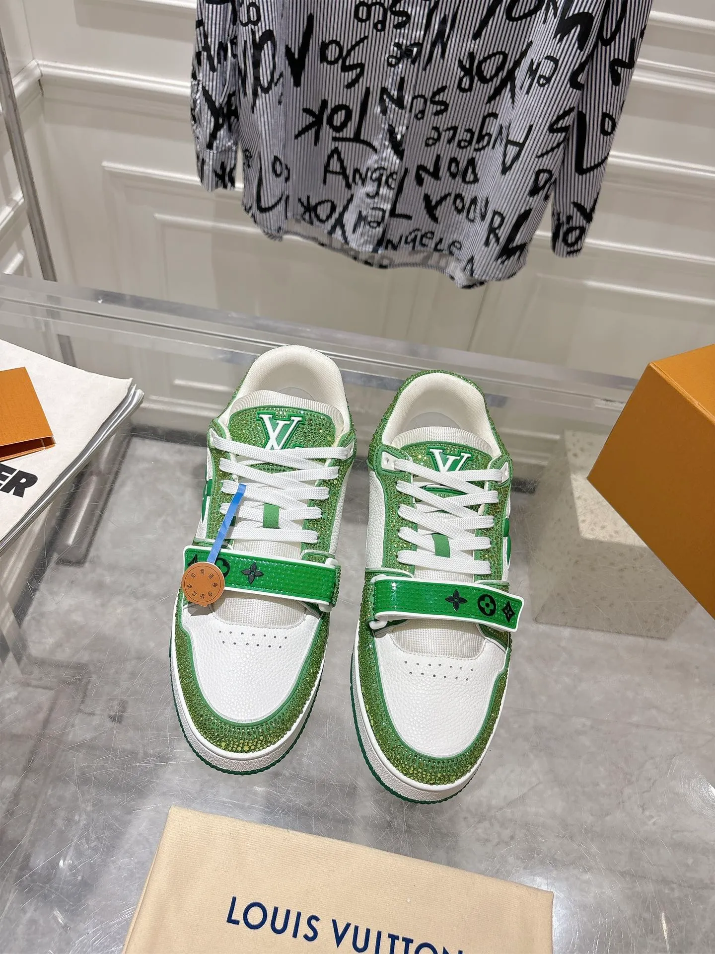💕💕Factory direct selling price p840💕💕 Top version #couple style ⚠️ Comes with a full set of aviation box packaging ⚠️2️⃣0️⃣2️⃣5️⃣The hot LV full diamond 𝘁𝗿𝗮𝗶𝗻𝗲𝗿 series of the latest couple's sneakers, the quality has been upgraded again, the details are awesome It just doesn’t look too good! The model was sold out immediately within ten minutes of the official website going on sale. TPU outsole, mold fee is 2w+. The texture is comparable to the original version. The feet are made of polymeter micro-material and breathable British mesh. The details are the same as the original version. Please pay attention to distinguish the currency materials on the market. Size: Female 35-39, Male 39-45M